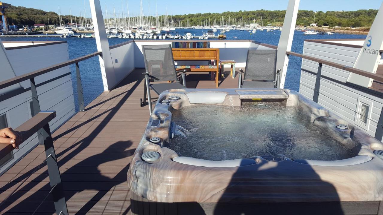 House Boat - Floating House Astrid Villa พูลา ภายนอก รูปภาพ